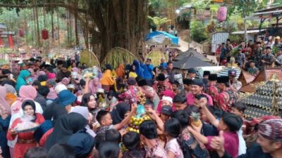 Bersih Dusun, Warga Arjomulyo Kirab 1001 Tumpeng