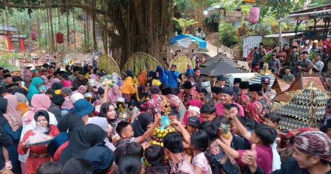 Bersih Dusun, Warga Arjomulyo Kirab 1001 Tumpeng