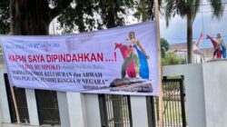Makam Eddy Rumpoko Belum Dipindah, Forum Warga Batu Pasang Banner di TMP