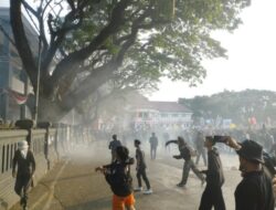 Massa Demo Lemparkan Batu hingga Petasan ke Gedung DPRD Kota Malang