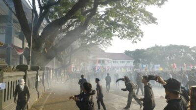 Massa Demo Lemparkan Batu hingga Petasan ke Gedung DPRD Kota Malang