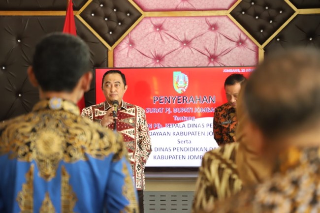 Kadisdikbud Jombang dan Sekretaris Dicopot Buntut Video Mesra di Kantor