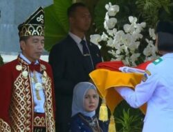 Upacara Penurunan Bendera, Jokowi Kenakan Baju Adat Banjar