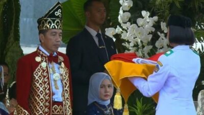 Upacara Penurunan Bendera, Jokowi Kenakan Baju Adat Banjar