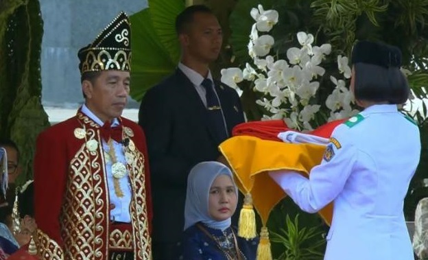 Upacara Penurunan Bendera, Jokowi Kenakan Baju Adat Banjar