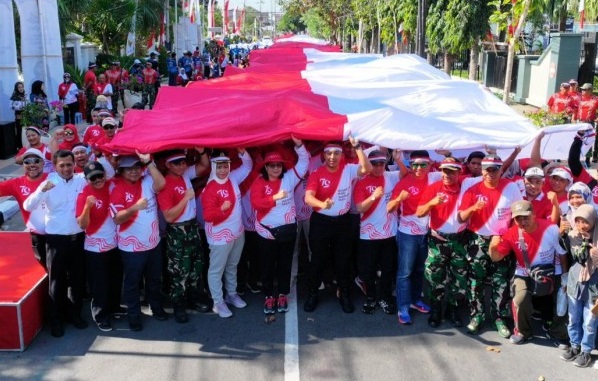 Kirab Merah Putih Raksasa di Kediri Kobarkan Semangat Nasionalisme Pemuda