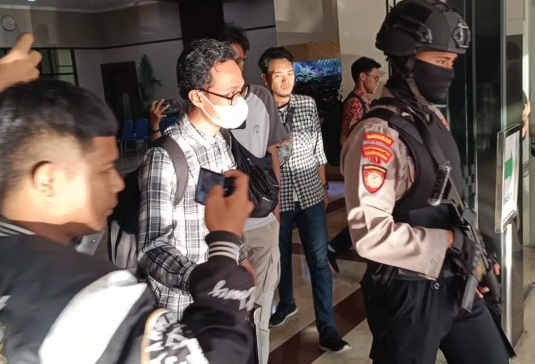 KPK Sita Koper Merah Usai Geledah Kantor Setda Jatim Selama 8 Jam