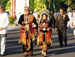 Pj Gubernur Jatim Kenakan Pakaian Adat Banyuwangi di HUT RI ke-79