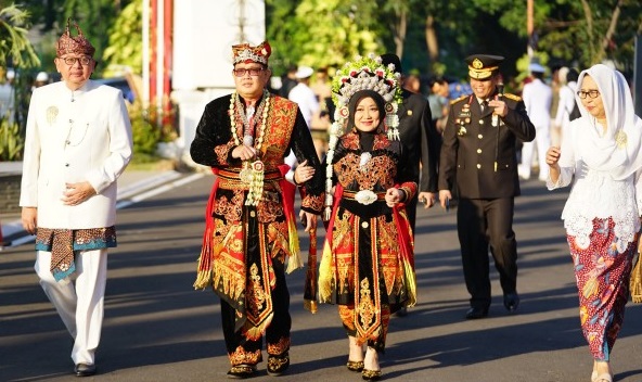 Pj Gubernur Jatim Kenakan Pakaian Adat Banyuwangi di HUT RI ke-79