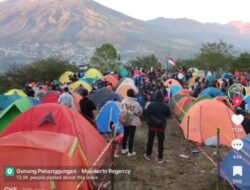 “Pasar” di Puncak Penanggungan: Ratusan Pendaki Rayakan HUT RI ke-79