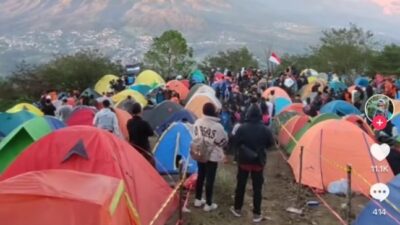 “Pasar” di Puncak Penanggungan: Ratusan Pendaki Rayakan HUT RI ke-79