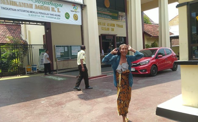 Saripah Nekat Telanjang di PN Tuban karena Sengketa Tanah