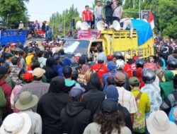 Aksi Tuntut Penangkapan Bupati Situbondo Berujung Ricuh, Wartawan Jadi Korban