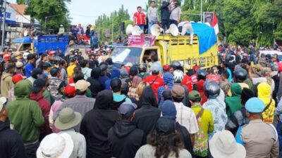 Aksi Tuntut Penangkapan Bupati Situbondo Berujung Ricuh, Wartawan Jadi Korban