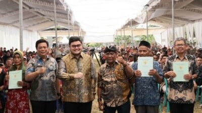 Mas Dhito Bagi-Bagi Sertifikat, Warga Gedangsewu Sumringah