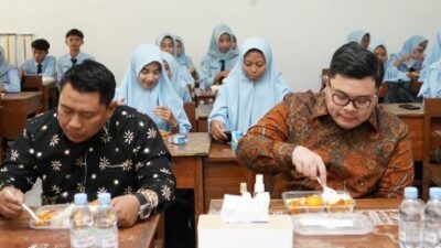 Dipimpin Doa Siswa SMAN 1 Gurah, Bupati Dhito Awasi Langsung Simulasi Makan Siang Bergizi