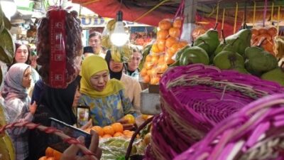 Khofifah Borong Buah Lokal di Sidoarjo, Tegaskan Komitmen Dukung Petani