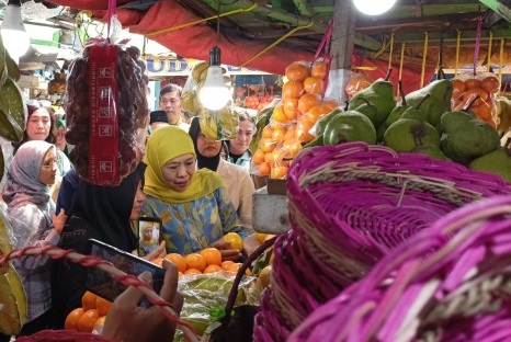 Khofifah Borong Buah Lokal di Sidoarjo, Tegaskan Komitmen Dukung Petani