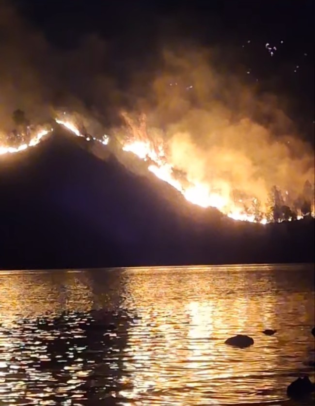 Gunung Rinjani Terbakar, Kobaran Api Belum Bisa Dikendalikan