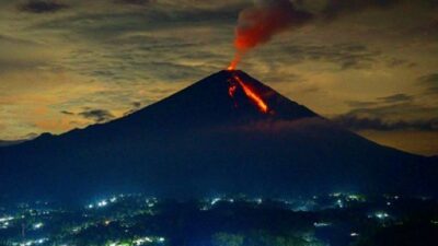 Gunung Semeru Erupsi 14 Kali, Status Waspada Tetap Diberlakukan