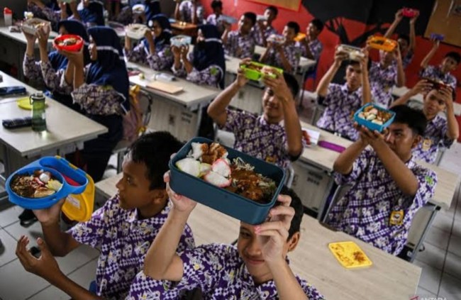 Hari Ini Program Makan Bergizi Gratis Resmi Dimulai, Berikut Lokasi dan Mekanismenya