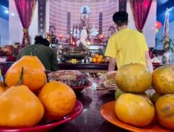 Perayaan Imlek 2025: Berkah Bagi Pedagang Buah di Kota Batu