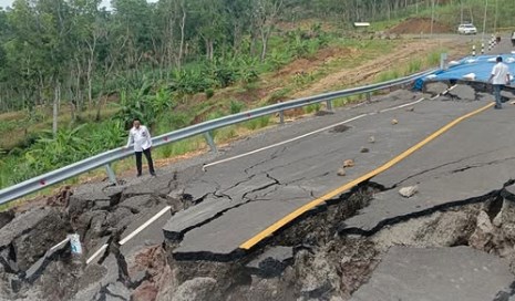 Longsor Susulan Tutup Total JLS Kelok Sembilan