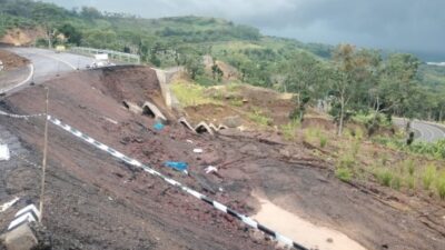 Longsor Kembali Terjadi di Kelok 9 JLS, Akses Menuju Pantai Modangan Tertutup