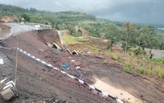 Longsor Kembali Terjadi di Kelok 9 JLS, Akses Menuju Pantai Modangan Tertutup