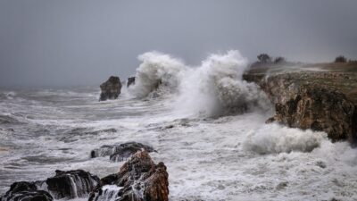 BMKG: Gelombang Tinggi di Laut Natuna Utara Diperkirakan Terus Berlanjut Hingga 30 Januari 2025