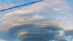 Awan Lenticularis Muncul di Gunung Penanggungan, Benarkah Tanda Bencana?