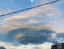 Awan Lenticularis Muncul di Gunung Penanggungan, Benarkah Tanda Bencana?