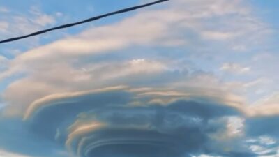 Awan Lenticularis Muncul di Gunung Penanggungan, Benarkah Tanda Bencana?