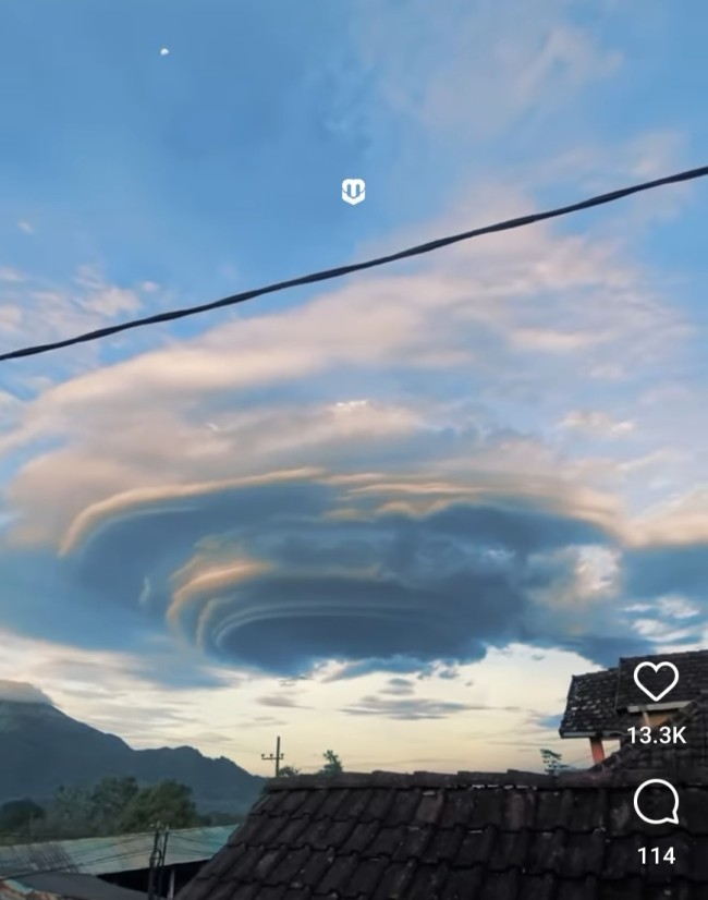 Awan Lenticularis Muncul di Gunung Penanggungan, Benarkah Tanda Bencana?