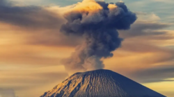 Semeru Erupsi Berulang Jelang Perayaan Tahun Baru Imlek