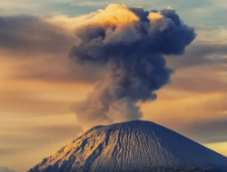 Semeru Erupsi Berulang Jelang Perayaan Tahun Baru Imlek