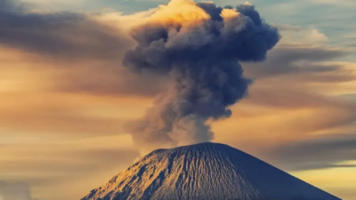 Semeru Erupsi Berulang Jelang Perayaan Tahun Baru Imlek