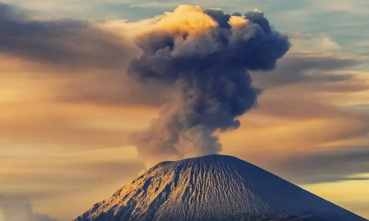 Semeru Erupsi Berulang Jelang Perayaan Tahun Baru Imlek