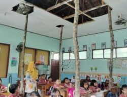 Atap SDN Grudo 3 Ngawi Nyaris Roboh, Siswa Belajar dalam Ketakutan