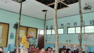 Atap SDN Grudo 3 Ngawi Nyaris Roboh, Siswa Belajar dalam Ketakutan