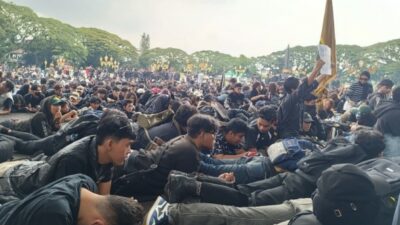 Teatrikal ‘Tiarap’ Warnai Unjuk Rasa Mahasiswa Malang Raya, Kritik Pedas Inpres Efisiensi Anggaran