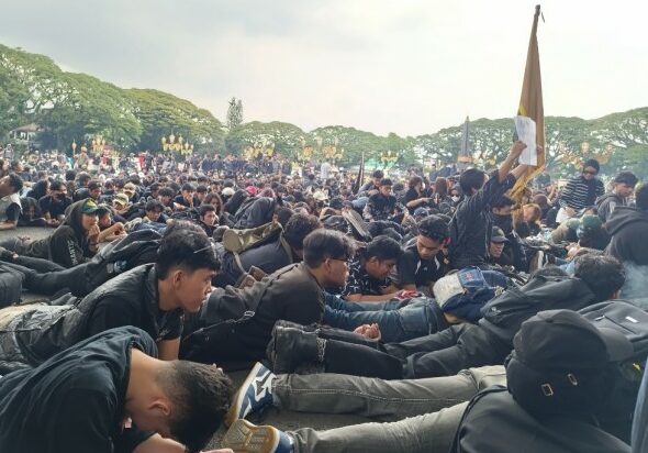 Teatrikal ‘Tiarap’ Warnai Unjuk Rasa Mahasiswa Malang Raya, Kritik Pedas Inpres Efisiensi Anggaran