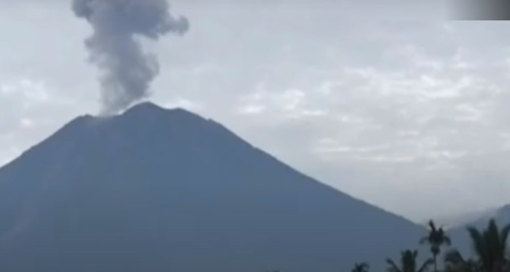 Gunung Semeru Kembali Bergejolak, Dua Erupsi Terjadi dalam Sehari