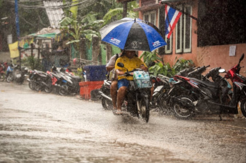 Hari Ini Hujan Ringan hingga Berat Diprediksi Mengguyur Sebagian Besar Wilayah Jatim