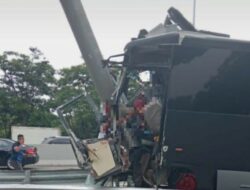 Laka Tunggal di Tol Pandaan-Malang: Sopir Bus Brimob Gugur