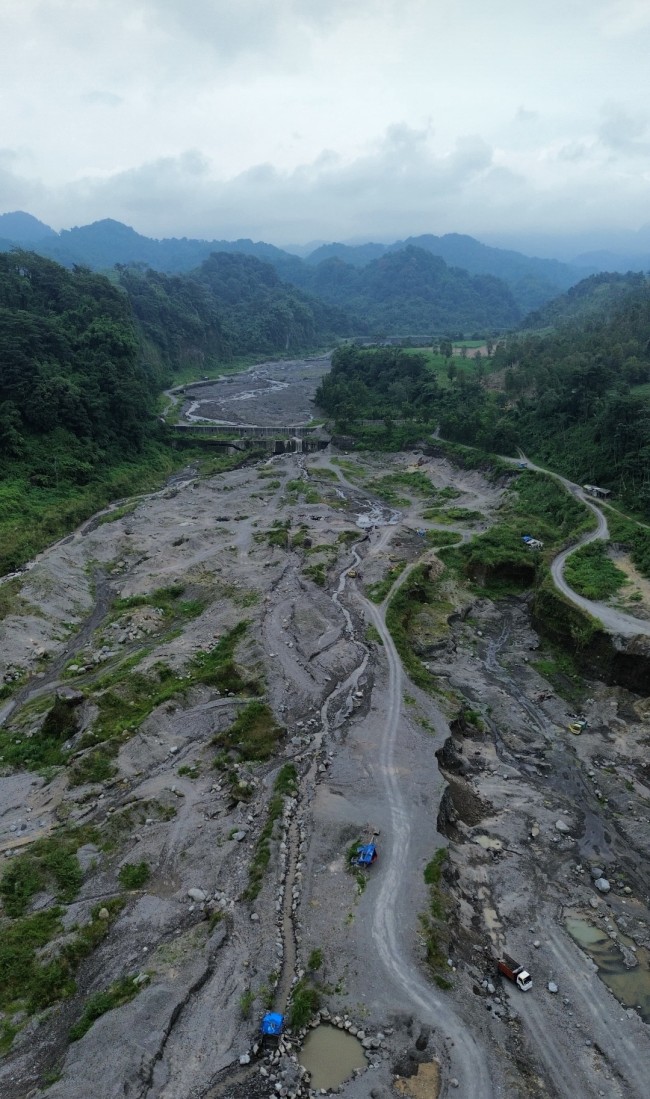 Terkubur Longsoran Tebing, Dua Penambang Pasir Belum Ditemukan