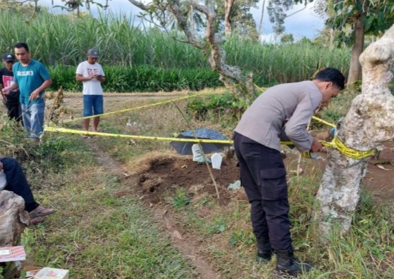 Warga Malang Heboh Temukan Bungkusan Kain Kafan, Ternyata Isinya …