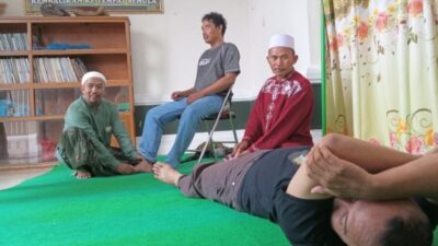 Program Masjid Ramah Pemudik: Imam Masjid di Situbondo Jadi Terapis Pijat Refleksi