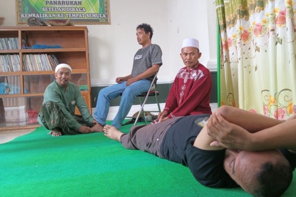 Program Masjid Ramah Pemudik: Imam Masjid di Situbondo Jadi Terapis Pijat Refleksi