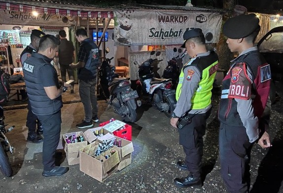 Polres Malang Gencarkan Patroli Malam Ramadan, Sita Puluhan Botol Miras